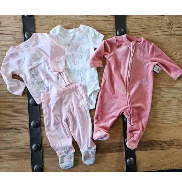 0-3 Month Layette Set and Velour Sleeper footie pjs New - Picture 1 of 3